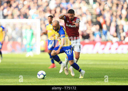 Londra, Regno Unito. 04 Maggio, 2019. Nathan Redmond di Southampton e Charlie Austin di Southampton durante il match di Premier League tra il West Ham United e Southampton al London Stadium, Stratford, Londra sabato 4 maggio 2019. (Credit: Leila Coker | MI News) solo uso editoriale, è richiesta una licenza per uso commerciale. Nessun uso in scommesse, giochi o un singolo giocatore/club/league pubblicazioni. La fotografia può essere utilizzata solo per il giornale e/o rivista scopi editoriali. Credito: MI News & Sport /Alamy Live News Foto Stock