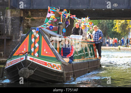 Londra, Regno Unito. Il 4 maggio, 2019. Il 'Iquitos' passa sotto un ponte. Le feste popolari sono organizzati per le vie navigabili interne e di associazione verranno eseguiti 4-6Th maggio e che dispongono di più di 100 barche questo anno con canal boat rievocazioni, un accesa sfilata di barche, musica, spettacoli e sport acquatici lungo la piscina e il Grand Union Canal nella piccola Venezia.la piccola Venezia, Londra, Regno Unito, 4 maggio 2019. Contrassegnare Saxon, IWA Canalway cavalcata Presidente, mostra di questo anno la red canal boat hat. Credito: Imageplotter/Alamy Live News Foto Stock