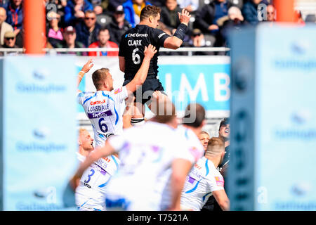 Londra, Regno Unito. 04 Maggio, 2019. Il 4 maggio 2019, Allianz Park, Londra, Inghilterra; Gallagher Premiership, Saraceni vs Exeter Chiefs ; Callum Clark (06) dei Saraceni raggiunge per la palla avanti di Sean Lonsdale (06) di Exeter Credito: Georgie Kerr/News immagini Credito: News immagini /Alamy Live News Foto Stock