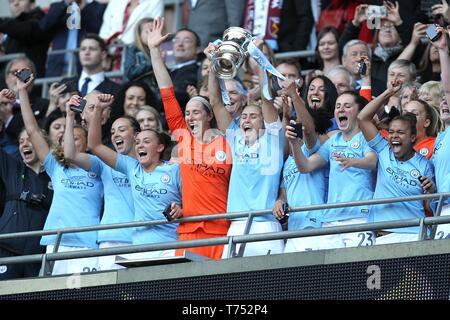 Londra, Regno Unito. 04 Maggio, 2019. Londra, Regno Unito. 04 Maggio, 2019. Londra, Regno Unito. 04 Maggio, 2019. Londra, Regno Unito. 04 Maggio, 2019. Manchester City festeggiare la conquista la FA Women's Cup match finale tra Manchester City donne e West Ham United onorevoli a Wembley Stadium del 4 maggio 2019 a Londra, Inghilterra.Credit: Immagini di PHC/Alamy Live News Credit: Immagini di PHC/Alamy Live News Credit: Immagini di PHC/Alamy Live News Credit: Immagini di PHC/Alamy Live News Credit: Immagini di PHC/Alamy Live News Foto Stock