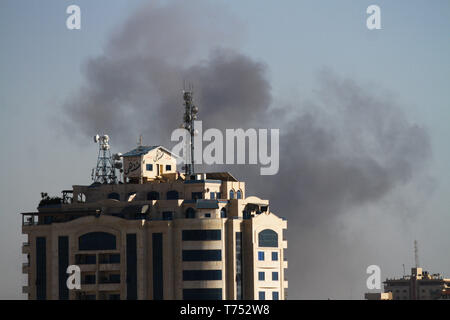 4 maggio 2019 - Gaza City, nella Striscia di Gaza, 04 maggio 2019. Velivoli israeliani bombardare il sito di Abu Jarad, appartenenti al Movimento di Hamas, a sud della città di Gaza. L'attacco è parte delle continue incursioni aeree israeliane effettuata questo sabato nella Striscia di Gaza che è venuto in risposta a decine di razzi lanciati dalla Striscia di Gaza in primi israeliano di sabato. Forze di Difesa Israeliane sono state indirizzate a un numero di siti militari appartenenti ad Hamas questo sabato come si visualizza il movimento palestinese responsabile per tutti gli incidenti che avvengono nella striscia o provengono da esso (credito Immagine: © Ahmad Hasaballah/IMAGESL Foto Stock