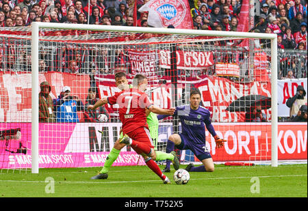 Monaco di Baviera, Germania. 04 Maggio, 2019. Franck Ribery, FCB 7 punteggi, germogli obiettivo per 3-1 Michael ESSER, portiere H96 23 Waldemar ANTON, H96 31, FC Bayern Monaco - HANNOVER 96 3-1 - DFL REGOLAMENTI VIETANO QUALSIASI USO DI FOTOGRAFIE come sequenze di immagini e/o quasi-VIDEO - 1.della Lega calcio tedesca, Monaco di Baviera, Maggio 04, 2019 stagione 2018/2019, giornata 32, FCB, Hannover, Credito: Peter Schatz/Alamy Live News Foto Stock