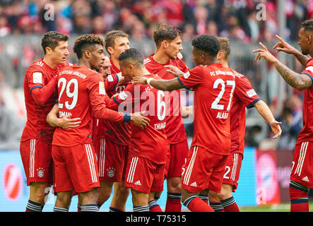Monaco di Baviera, Germania. 04 Maggio, 2019. Franck Ribery, FCB 7 celebra il suo obiettivo, felice, ridere, celebrazione, 3-1 Kingsley COMAN, FCB 29 Leon GORETZKA, FCB 18 Robert LEWANDOWSKI, FCB 9 David ALABA, FCB 27 Thomas MUELLER, Müller, FCB 25 FC Bayern Monaco - HANNOVER 96 3-1 - DFL REGOLAMENTI VIETANO QUALSIASI USO DI FOTOGRAFIE come sequenze di immagini e/o quasi-VIDEO - 1.della Lega calcio tedesca, Monaco di Baviera, Maggio 04, 2019 stagione 2018/2019, giornata 32, FCB, Hannover, Credito: Peter Schatz/Alamy Live News Foto Stock