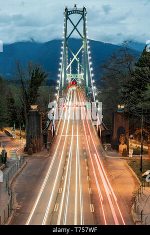 Il Ponte Lions Gate è un simbolo iconico della città di Vancouver, BC, Canada. La span collega il centro città alla periferia settentrionale attraverso lo Stanley Park. Foto Stock