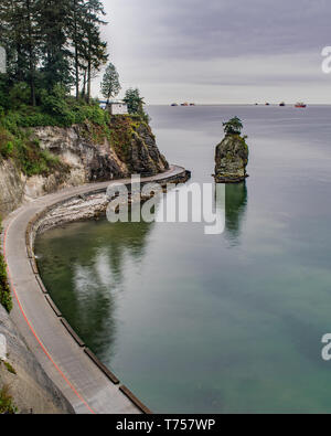 Siwash Rock è un pittoresco stack di mare visibile dalla sponda occidentale del Parco di Stanley vicino al centro cittadino di Vancouver, BC, Canada. Foto Stock