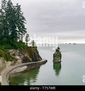 La pila di mare noto come Siwash Rock è una delle molte bellezze naturali all'interno di Stanley Park vicino al centro cittadino di Vancouver, BC, Canada Foto Stock