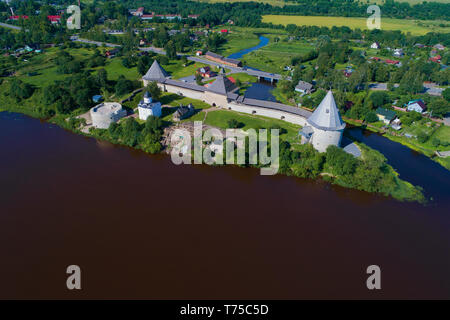 Una vista dall'altezza dell'Staraya Ladoga fortezza su una soleggiata giornata di luglio (fotografia aerea). Regione di Leningrado, Russia Foto Stock
