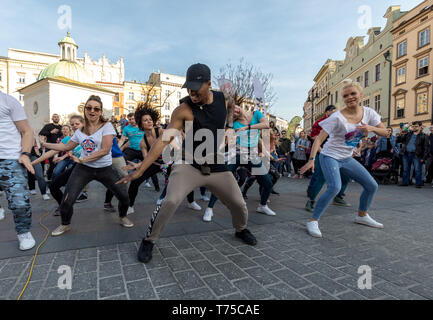 Cracow Polonia - Marzo 30, 2019: International Flashmob Giorno della rueda de casino. Diverse centinaia di persone di danza ritmi ispanica nella piazza principale di Foto Stock