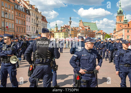 / Varsavia Polonia: Nazionalisti (Konfederacja KORWiN Braun Liroy Narodowcy) dimostrando contro l' Unione europea e i patrioti disturbando il marzo Foto Stock