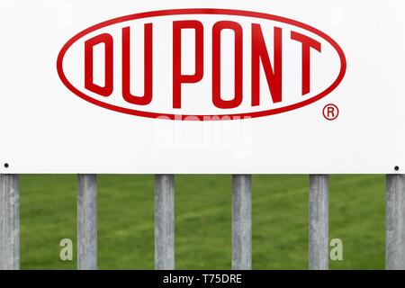 Brabrand, Danimarca - 7 Novembre 2015: il Logo del marchio Du Pont su una porta. DuPont è un American Chemical Company Foto Stock