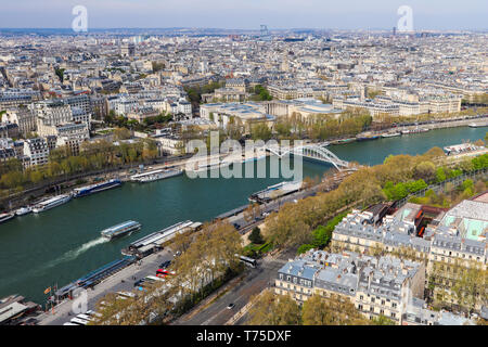 Vista aerea della città di Parigi e il Fiume Senna dalla Torre Eiffel. La Francia. Aprile 2019 Foto Stock