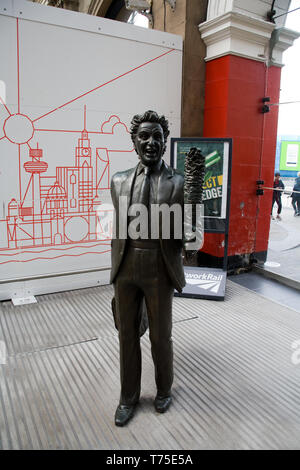Ken Dodd statua che si trova nella stazione di Lime Street, Liverpool Foto Stock