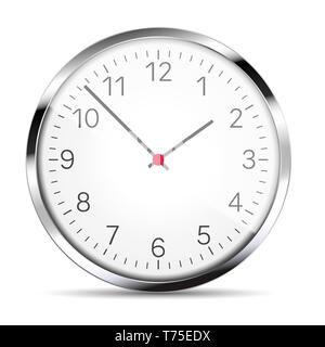 Illustrazione realistica di un orologio da parete con rivestimento metallico con riflessi, mani e numeri. Isolato su bianco - vettore Foto Stock