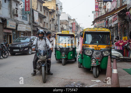 Rickshaws taxi in attesa di clienti presso il famoso bazar principale a Nuova Delhi, India Foto Stock