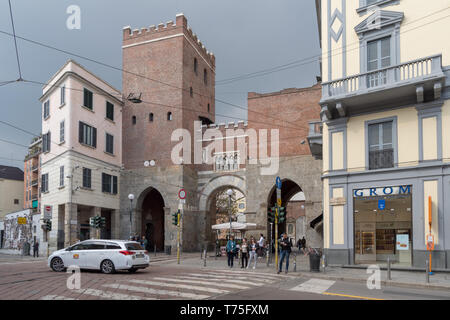 Medievale di Porta Ticinese vista da Corso di Porta Ticinese street a Milano Foto Stock