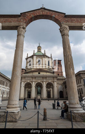 Colonne di San Lorenzo, le antiche rovine romane di fronte alla Basilica di San Lorenzo in Milano, Lombardia, Italia Foto Stock