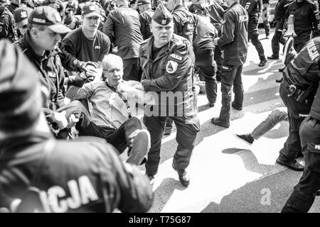 / Varsavia Polonia: Nazionalisti (Konfederacja KORWiN Braun Liroy Narodowcy) dimostrando contro l' Unione europea e i patrioti disturbando il marzo Foto Stock