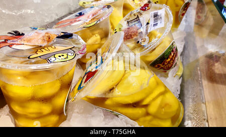 Saigon/Vietnam: 1 Apr 2019: Delicious gialla fette di mango con sale peperoncino piccante salsa di immersione vietnamita cibo di strada sul ripiano con cubetti di ghiaccio Foto Stock