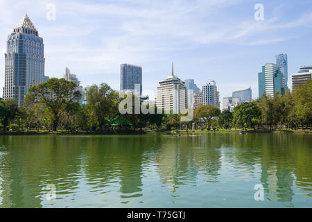 BANGKOK, Tailandia - 01 gennaio 2019: giornata soleggiata sul lago del Parco Lumpini. Bangkok moderna Foto Stock