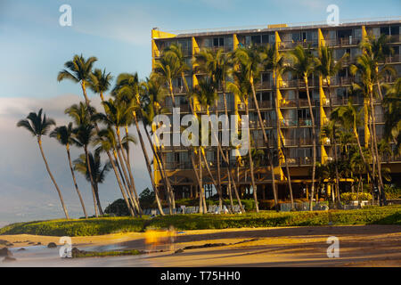 Situato a sud la sponda occidentale di Maui il Mana Kai Maui Resort si trova sulla spiaggia con ogni camera avente un oceano, vista al tramonto su questa bella giornata. Foto Stock