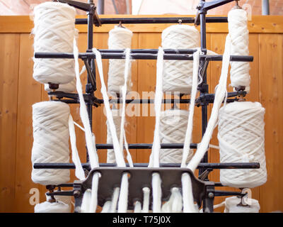 Vintage bobine con fili di cotone pronto per l'elaborazione sul mulino di cotone Foto Stock