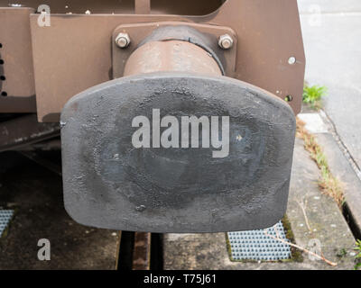 Un unico buffer di un calibro standard trasporto carro ferroviario verniciato di marrone Foto Stock