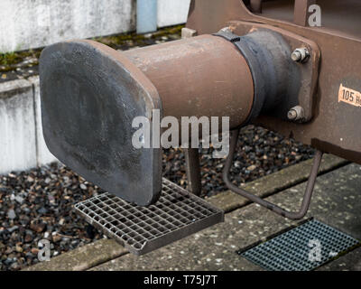 Un unico buffer di un calibro standard trasporto carro ferroviario verniciato di marrone Foto Stock