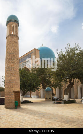 Minareto contro lo sfondo della Moschea di Kok-Gumbaz, Dorut Tilovat complessa, Shakhrisabz, Uzbekistan Foto Stock