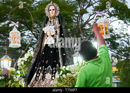 Leon, Iloilo philippines: vista isolata di una statua di Madre Maria, Mater Dolorosa, in corrispondenza di una processione del Venerdì santo intorno alla chiesa Foto Stock