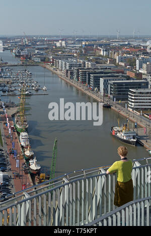 Vista del nuovo porto dalla piattaforma di visualizzazione di ATLANTIC Hotel Sail City, Bremerhaven, Brema, Germania Foto Stock