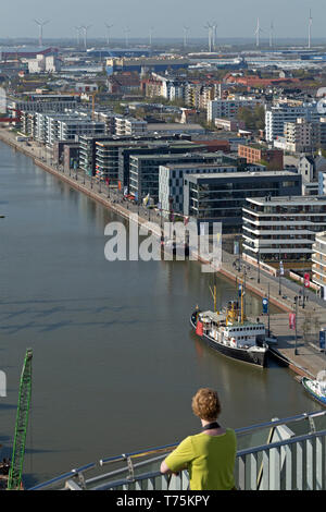 Vista del nuovo porto dalla piattaforma di visualizzazione di ATLANTIC Hotel Sail City, Bremerhaven, Brema, Germania Foto Stock