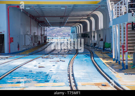 Una nave traghetto che trasporta il treno Foto Stock