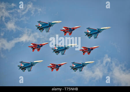 = Unique a forma di diamante la formazione di russo jet da combattimento MiG-29 e Su-30SM = MOSCOW, Russia - 04 Maggio 2019 acrobazia aerea militare di squadre di aria russa Foto Stock