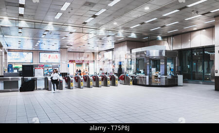 Taipei, Taiwan - 13 Aprile 2019: Ticket gate installare in una stazione della metropolitana lungo la linea Wenhu (linea marrone) per raccogliere e caricare la tariffa di viaggio Foto Stock