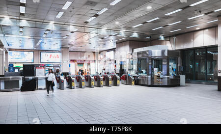 Taipei, Taiwan - 13 Aprile 2019: Ticket gate installare in una stazione della metropolitana lungo la linea Wenhu (linea marrone) per raccogliere e caricare la tariffa di viaggio Foto Stock