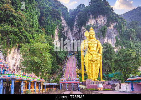 Grotte Batu statua e ingresso vicino a Kuala Lumpur, Malesia. Foto Stock