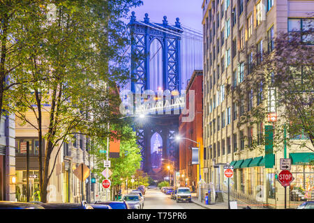 Brooklyn, New York, Stati Uniti d'America cityscape con Manhattan Bridge al tramonto. Foto Stock