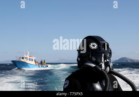 Un membro della '501Legion Irlanda Garrison' vestito come un tirante pilota su un viaggio in barca di Skellig Michael, dove le scene di Star Wars sono state filmate durante il Maggio 4 Festival in Portmagee. Foto Stock
