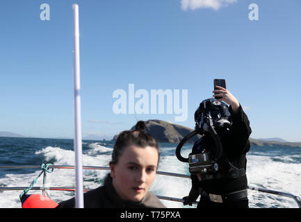 Membri del '501Legion Irlanda Garrison' a bordo di una barca di Skellig Michael, dove le scene di Star Wars sono state filmate durante il Maggio 4 Festival in Portmagee. Foto Stock