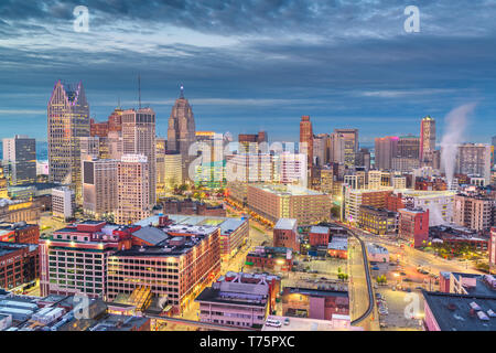 Detroit, Michigan, Stati Uniti d'America skyline del centro da sopra al crepuscolo. Foto Stock