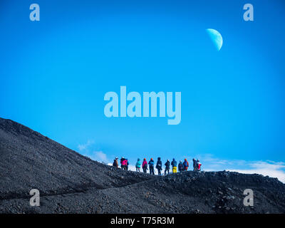 Gruppo di alpinisti sulla montagna innevata in Islanda Foto Stock