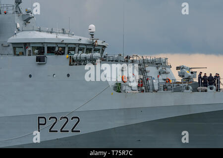 La Royal Navy offshore nave pattuglia HMS via (P222) arrivando a Portsmouth, nel Regno Unito il pomeriggio del 3 maggio 2019. Foto Stock