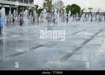 Mosca, Russia - 20 maggio 2017: la fontana nella piazza del parco delle arti 'Muzeon' a Mosca, Russia Foto Stock