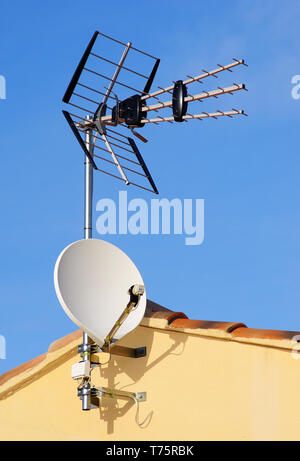 Antenne TV sul tetto di una casa Foto Stock