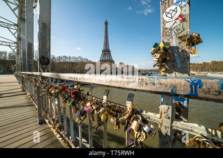 Un Liebesschlösser einer Seine Brücke und der Eiffelturm a Parigi, Frankreich | Amore si blocca su un ponte di Senna e dalla Torre Eiffel, Parigi, Francia Foto Stock