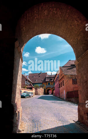 Ingresso alla cittadella Sighisoara visto attraverso il passaggio a volta del Sarti Torre in una giornata di sole. Foto Stock
