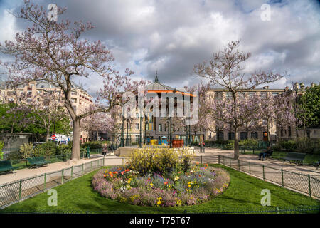 Frühlingsblumen am Platz Place de Bitche, Parigi, Frankreich | fiori di primavera sulla Place de Bitche square, Parigi, Francia Foto Stock