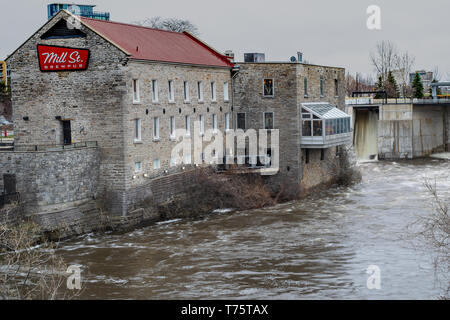 Extreme inondazioni del fiume Ottawa in aprile 2019 costretto Hydro cateratte di Ottawa per essere aperto appena al di sopra del Mill Street Pub vicino Chaudiere Falls. Foto Stock