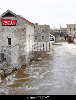 Extreme inondazioni del fiume Ottawa in aprile 2019 costretto Hydro cateratte di Ottawa per essere aperto appena al di sopra del Mill Street Pub vicino Chaudiere Falls. Foto Stock