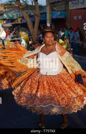 Morenada ballerini in tradizionale costume andina di eseguire l'annuale Carnaval Andino con la Fuerza del Sol a Arica, Cile. Foto Stock